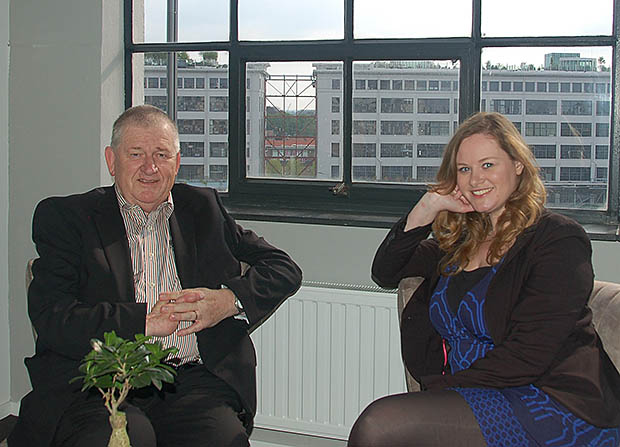 twee mensen op bank