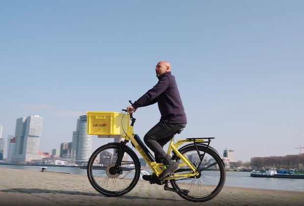 man op elektrische fiets