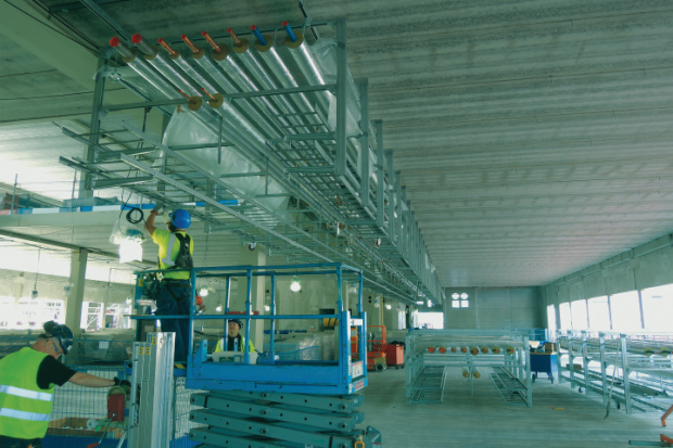 man op hoogwerker in de fabriek