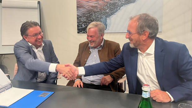 Twee mannen die handen schudden