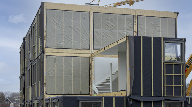 Foto van het monteren van van de houten modules op locatie Nieuwe Es in Hengelo.