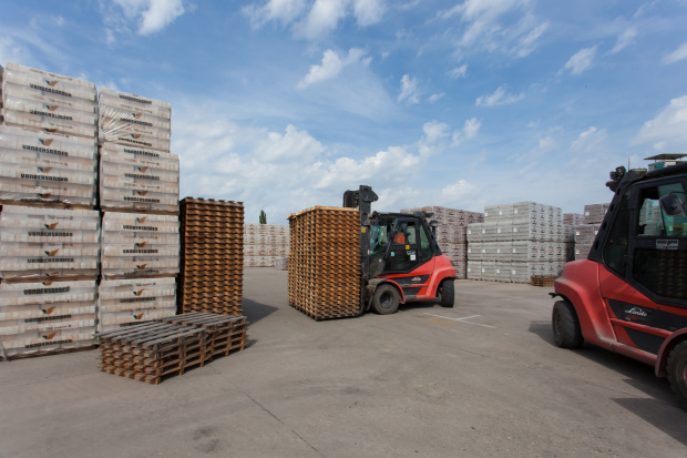 Houten pallets op wiellader