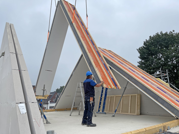 Scharnierende dakelement
