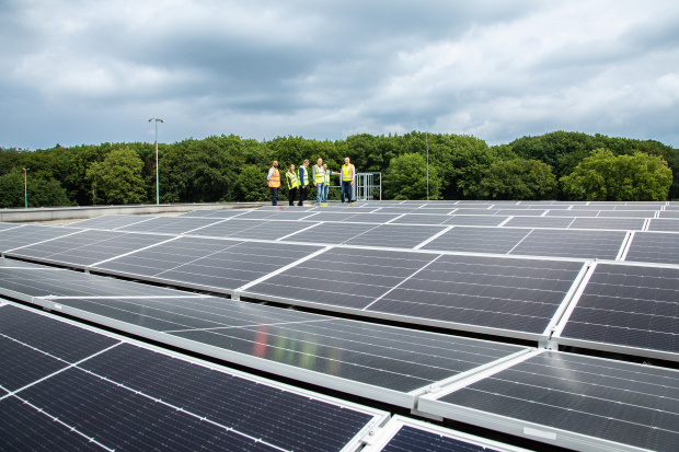 Zonnepanelen op een dak