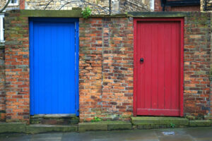 Een blauwe en rode deur 