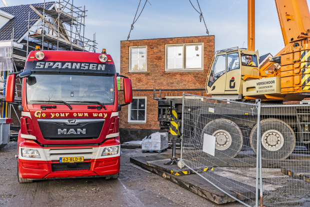 Vrachtwagen op bouwplaats