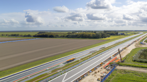 Bouwplaats langs een snelweg