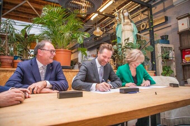Minister De Jonge tekent samen met wethouders uit Apeldoorn en Doetinchem een intentieovereenkomst.