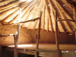 een dak constructie van hout