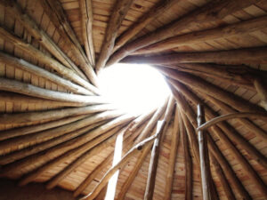 een dak constructie van hout.