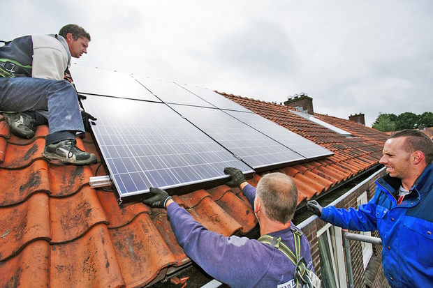 Installatie zonnepanelen door drie monteurs