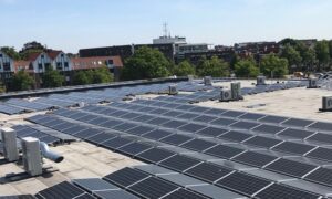 Zonnepanelen op een plat dak