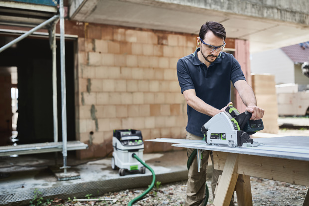 Werken met elektrische zaag