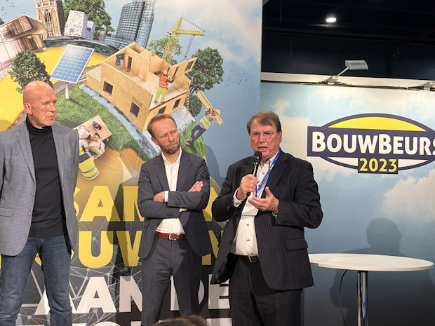 Personen op de bouwbeurs