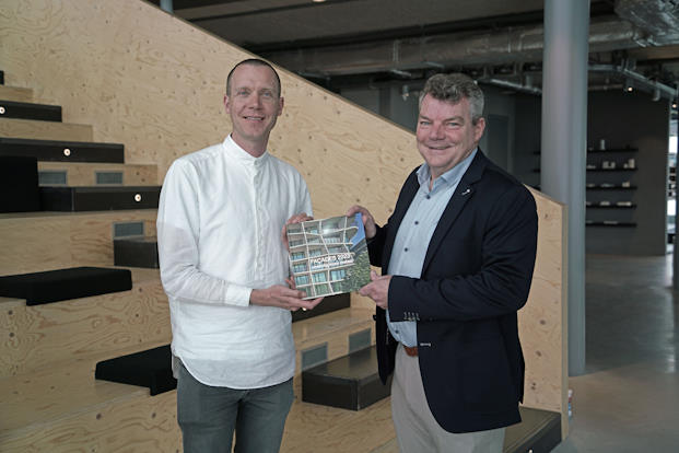 Frederik Vermeesch (links), creatief directeur bij Rijnboutt, ontvangt eerste exemplaar van Façades 2023 uit handen van Henk Zoontjens, directeur VMRG.