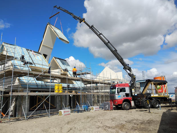 Web.BTT09-044_BMNGro_2Kraanmetdak | BouwTotaal Aansluiting prefab dak op casco