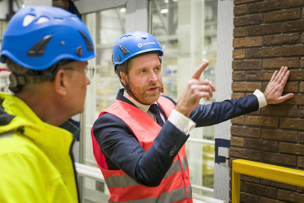 Hugo de Jonge, minister BZK, tijdens een werkbezoek aan de woningfabriek van Van Wijnen in Heerenveen.