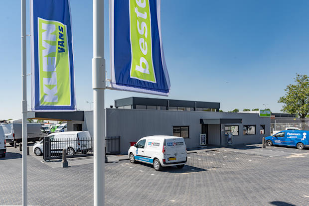 parkeerterrein autodealer