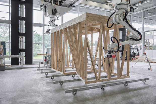 Assemblage houtconstructie door robotarm in Zurich.
