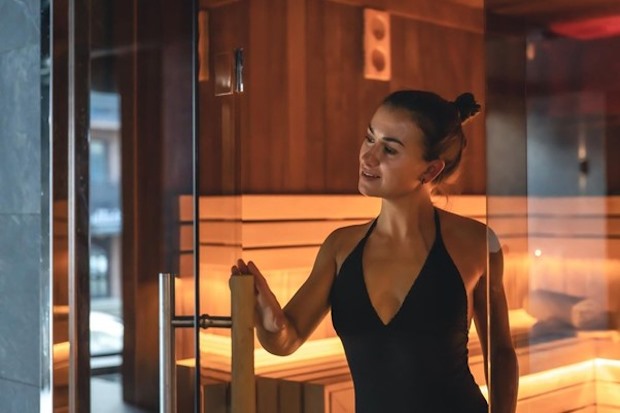 Dame die uit de sauna loopt