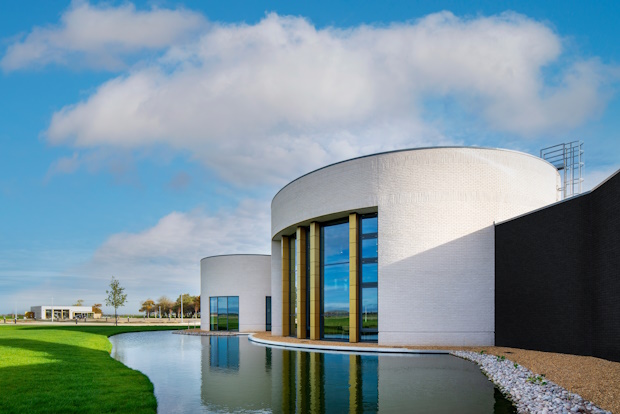 Gebouw met smalle gevelsteen