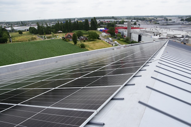 Dak indoor skipiste met zonnepanelen