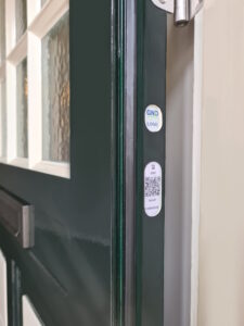 WebGND-zekerheidslabel met QR-code | BouwTotaal GND-zekerheidslabel met QR-code op de scharnierzijde van de deur.