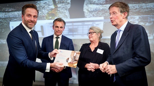 V.l.n.r.: demissionair minister Hugo de Jonge, demissionair minister Mark Harbers, Rli raadslid en commissievoorzitter Jantine Kriens en raadsvoorzitter Rli Jan Jaap de Graeff