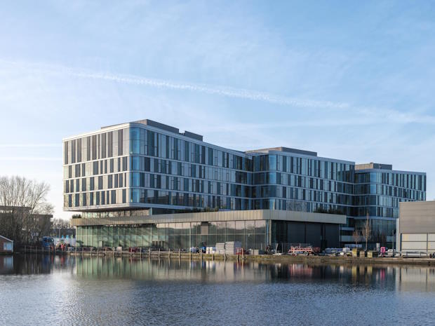 Mediavaert: het nieuwe hout-hybride hoofdkantoor van DPG Media Nederland in Amsterdam-Duivendrecht.