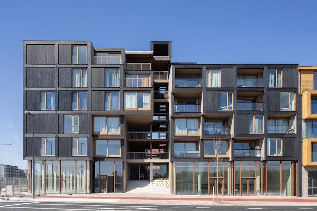 Juf Nienke in Amsterdam, een circulair, modulair en natuurinclusief gebouw. 