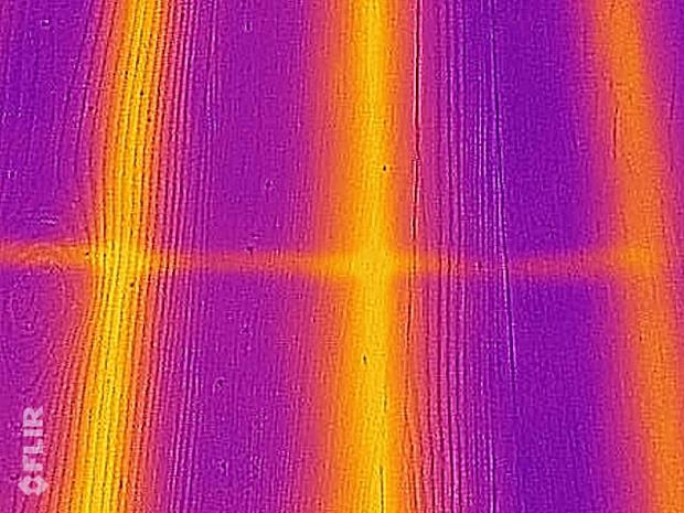 De leidingen van de vloerverwarming zijn duidelijk te zien op deze thermische scan.