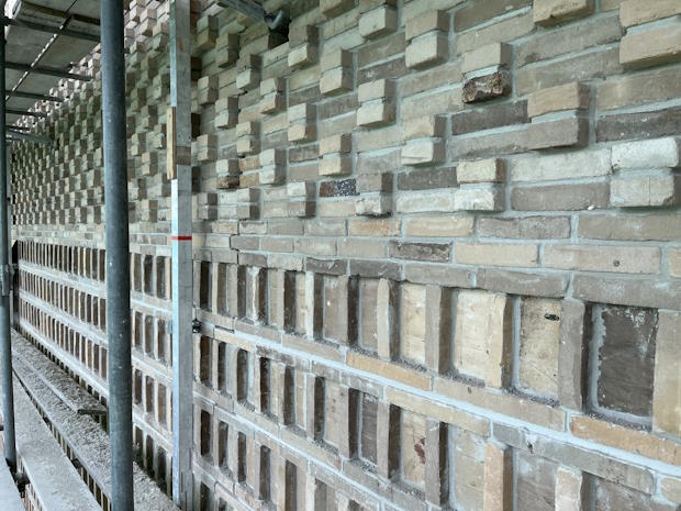 WebBTT06-051_RemixD_1IMG_2110 | BouwTotaal Het metselwerk wordt uitgevoerd in meerdere bijzondere verbanden, waarvoor speciale stenen gebakken zijn én een doorstrijkmortel gemodificeerd is.