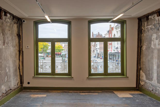 WebBT0624KRDMonumenten4 | BouwTotaal Ook aan de binnenzijde bepalen vensters de beleving van de achterliggende ruimte. Huis van Bosch uit 1462. Voorzetwand in de gevel met isolatie. Foto: VB Erfgoed & Architectuur.