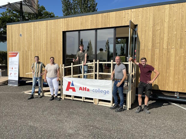 MBO-studenten van het Alfa-college in Hoogeveen bouwden een Tiny House, waarin bewoners met waterstofgas kunnen verwarmen en douchen.