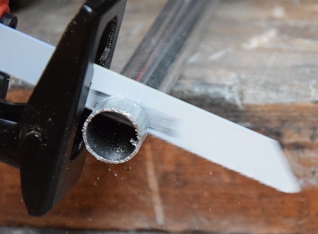 WebBT070824TestMetabo4 | BouwTotaal Zagen in een metalen verwarmingsbuis, zonder pendelslag. Eerst lage toeren, daarna op volle toeren: dat ging supersnel.