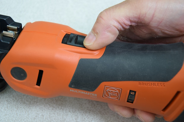 WebBT070824ToolsFein3 | BouwTotaal Met accu is de machine perfect in balans en door zijn lengte heel wendbaar. Je houdt de machine fijn vast in elke positie. Prettig is verder de zeer makkelijk te bedienen schakelaar, die op de juiste plaats zit.