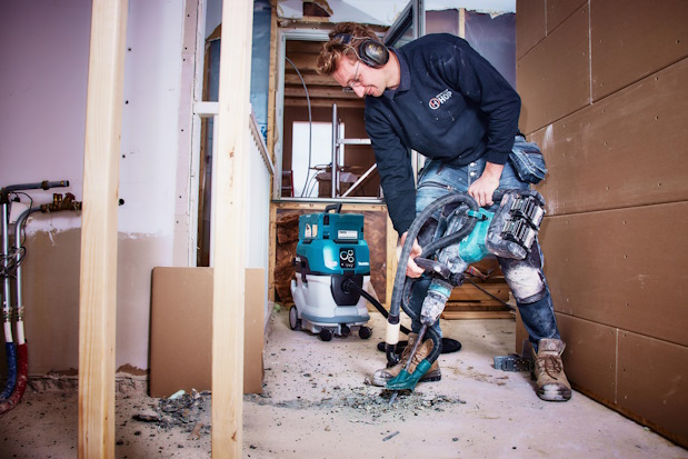 WebBT070824ToolsTrends1 | BouwTotaal Op weg naar de snoerloze bouwplaats: breekhamer Makita met 2 x 40 V accu.