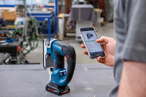 WebBT070824ToolsTrends2 | BouwTotaal Je kunt steeds vaker je smartphone of tablet gebruiken om je gereedschap te monitoren. Foto: Bosch Professional.