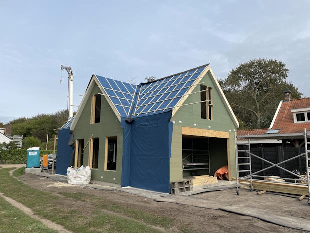 Nieuwbouw prefab woning wat wordt geisoleerd.