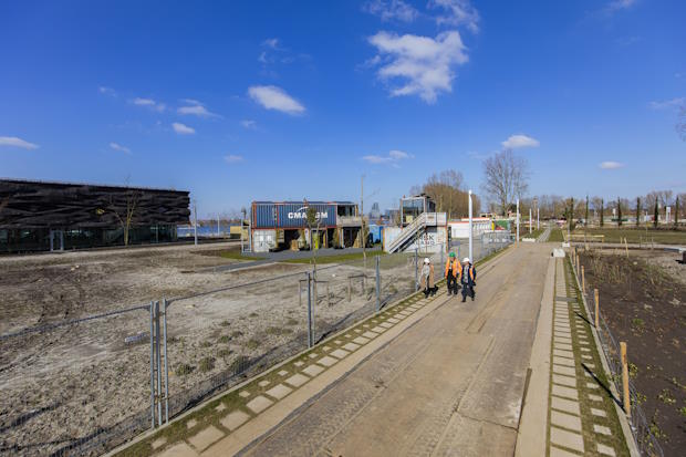 Web20220307-tomdoms_0776905 | BouwTotaal Bescherm je bouwplaats met de bouwhekken van Heras Mobile. Zo ga je voor een efficiënte bouwplaatsinrichting, waarbij veiligheid centraal staat.