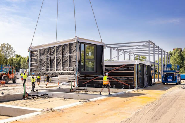 WebBT0924SnelGebouwdDaiwa1 | BouwTotaal Daiwa House Modular Europe plaatst eerste woningen uit nieuwe fabriek op Befu-terrein in Utrecht.