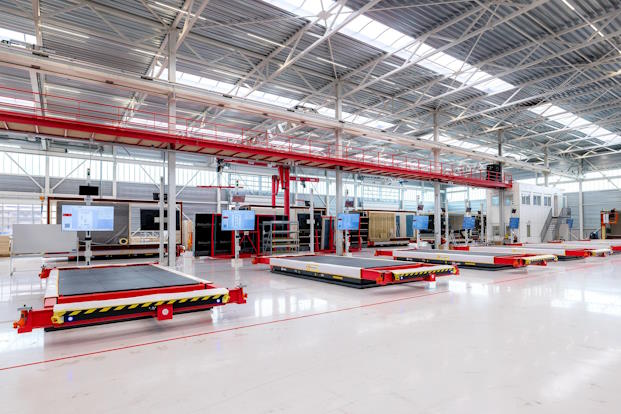 WebBT0924SnelGebouwdDaiwa3 | BouwTotaal De modules rijden op automated guided vehicles langs zeventien werkstations, met 45 minuten tacttijd per werkstation.
