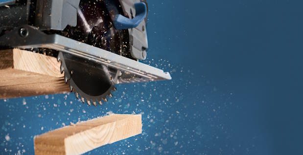 Stuk hout wat wordt afgesneden d.m.v. een cirkelzaag