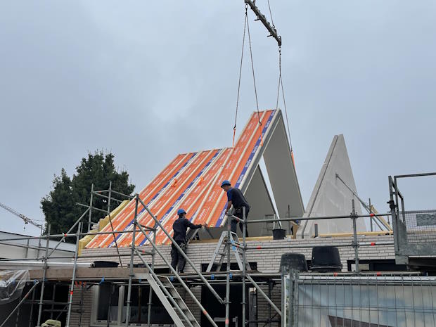 Prefab dakelement wat wordt ingehesen.