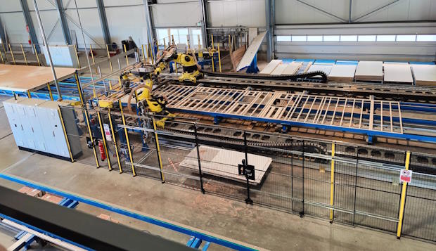 Bouwrobot in een fabriek wat prefab modules maakt
