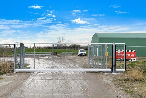 Schuifpoort wat een bouwplaats afsluit