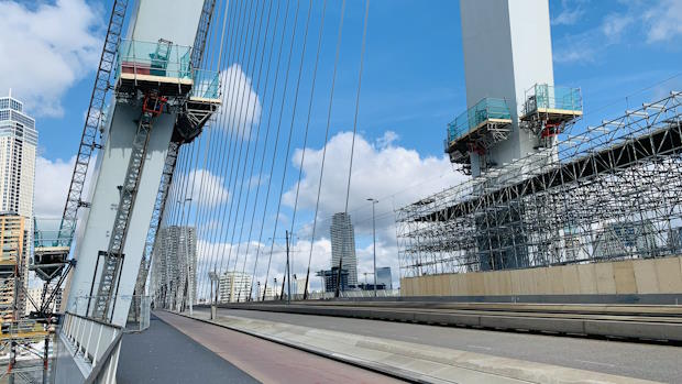 Steigers op de Erasmusbrug