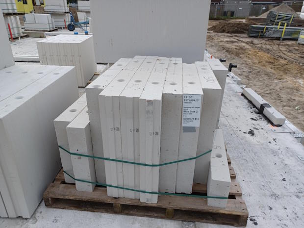 Kalkzandsteen passtukken met hele elementen op transportpallets