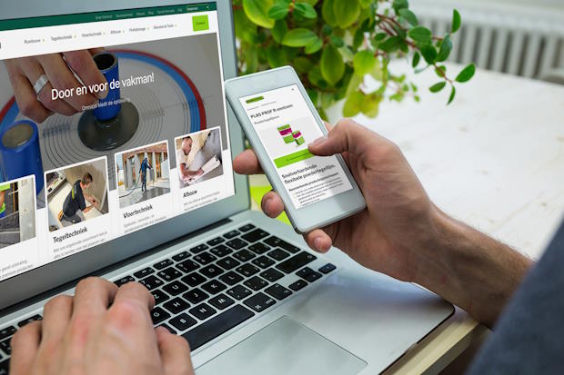 Iemand die de nieuwe website bezoekt
