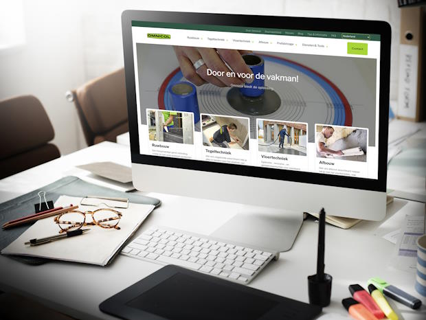 Iemand die de nieuwe website bezoekt